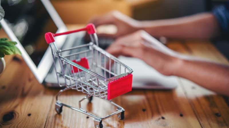 If you decide to buy weed online in Canada but don’t think about what you’ll need to enjoy your product, you’re playing yourself. If you’re into concentrates and extracts, know that you might have to deal with a dab pen battery and a dab pen battery charger at some point.