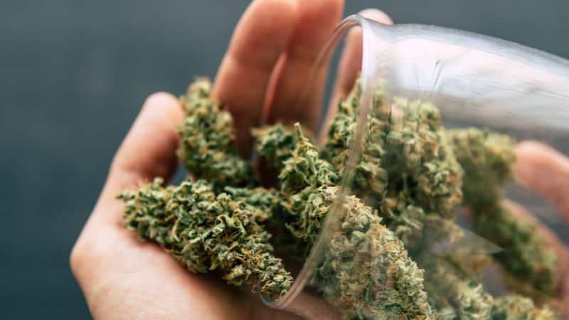 For many weed consumers, getting grams of kush here and there won’t do them justice. The best balance between quantity and affordability is ounce buys.