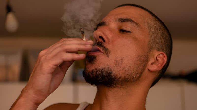 Many cannabis enthusiasts describe the onset as an uplifting rush that helps boost creativity and clear thinking.