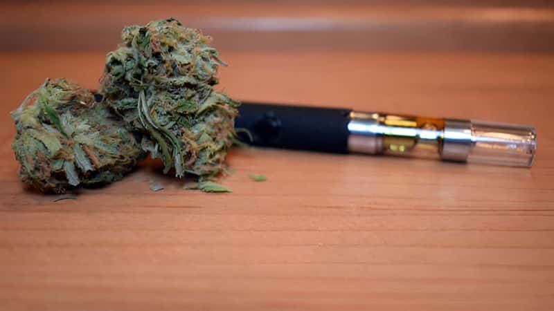 it works by heating cannabis oil or concentrate to create a vapour without burning the material.